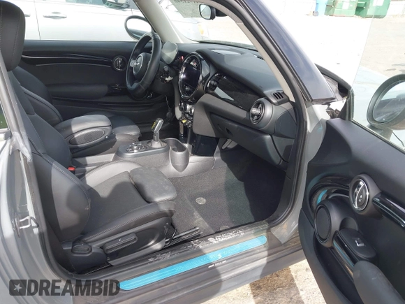 2022 MINI Hardtop Cooper SE z VIN WMW13DJ01N2P85767, wystawiony jako IAAI lot #41921346 z przebiegiem 17 446 mil mil oraz . Historia ofert i sprzedaży dostępna na DreamBid. Obrazek 5.