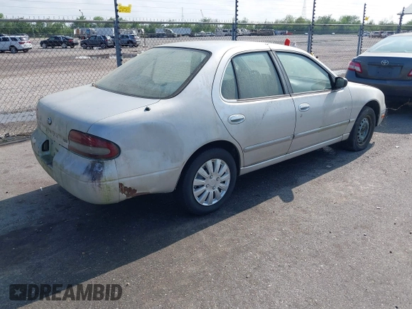 1995 Nissan Altima XE with VIN 1N4BU31D5SC101493, listed as a IAAI auction lot 41913245 with 224,199 mi miles. Bid and sale history available at carsss.com. Image 4.