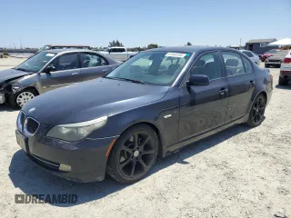 2008 BMW 5 Series 528i z VIN WBANU53548C112144, wystawiony jako Copart lot #61643135 z przebiegiem 223 189 mil mil oraz Czysty tytuł • Clean title. Historia ofert i sprzedaży dostępna na DreamBid. Obrazek 1.
