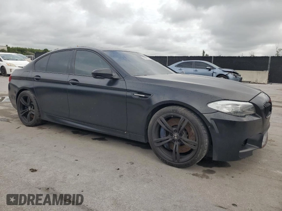 2013 BMW M5 z VIN WBSFV9C57DD096739, wystawiony jako Copart lot #59640315 z przebiegiem 85 840 mil mil oraz Czysty tytuł • Clean title. Historia ofert i sprzedaży dostępna na DreamBid. Obrazek 4.