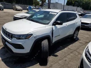 2023 Jeep Compass Latitude z VIN 3C4NJDBN3PT553371, wystawiony jako Copart lot #61468985 z przebiegiem 46 965 mil mil oraz Czysty tytuł • Clean title. Historia ofert i sprzedaży dostępna na DreamBid. Obrazek 1.