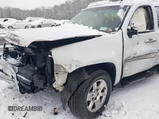 2008 GMC Yukon Denali z VIN 1GKFK63898J201334, wystawiony jako IAAI lot #41528354 z przebiegiem Nie podano mil oraz . Historia ofert i sprzedaży dostępna na DreamBid. Obrazek 6.