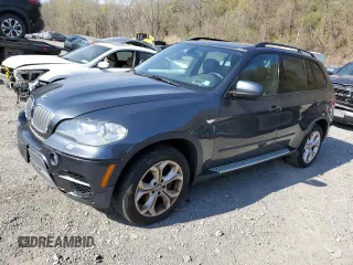 2013 BMW X5 xDrive50i z VIN 5UXZV8C52D0C17314, wystawiony jako Copart lot #54315075 z przebiegiem 155 011 mil mil oraz Czysty tytuł • Clean title. Historia ofert i sprzedaży dostępna na DreamBid. Obrazek 1.