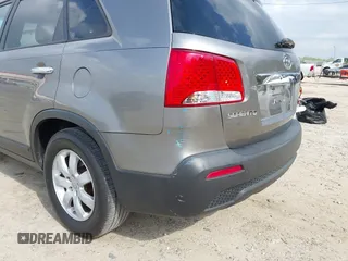 2013 Kia Sorento LX with VIN 5XYKTDA28DG336051, listed as a IAAI auction lot 41956476 with 179,549 mi miles. Bid and sale history available at carsss.com. Image 6.
