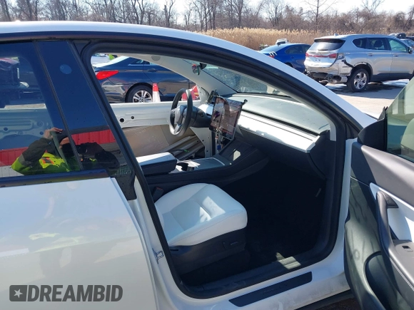 2021 Tesla Model Y Performance with VIN 5YJYGDEF8MF246658, listed as a IAAI auction lot 41679793 with 28,015 mi miles and . Bid and sale history available at DreamBid. Image 5.