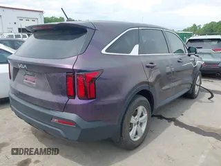 2022 Kia Sorento LX z VIN 5XYRG4LC9NG091772, wystawiony jako IAAI lot #42092771 z przebiegiem 6 753 mil mil oraz . Historia ofert i sprzedaży dostępna na DreamBid. Obrazek 4.