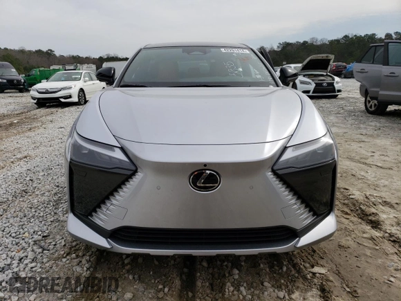 2023 Lexus RZ 450e Premium z VIN JTJAAAAB7PA005835, wystawiony jako Copart lot #42201414 z przebiegiem 2 144 mil mil oraz . Historia ofert i sprzedaży dostępna na DreamBid. Obrazek 5.