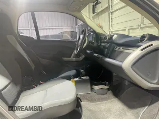 2012 Smart fortwo Pure z VIN WMEEJ3BA5CK540092, wystawiony jako Copart lot #57123825 z przebiegiem 59 356 mil mil oraz Szkody całkowita. Historia ofert i sprzedaży dostępna na DreamBid. Obrazek 5.