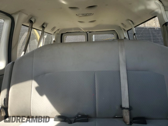 2014 Ford Econoline Passenger XL z VIN 1FBNE3BL3EDA08209, wystawiony jako Copart lot #46532505 z przebiegiem 136 444 mil mil oraz Szkody całkowita. Historia ofert i sprzedaży dostępna na DreamBid. Obrazek 10.