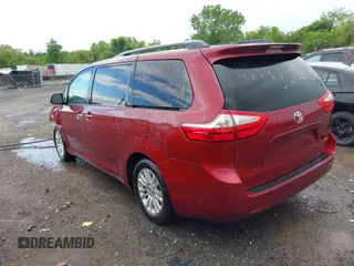 2015 Toyota Sienna XLE z VIN 5TDYK3DC9FS569714, wystawiony jako IAAI lot #42297410 z przebiegiem 114 802 mil mil oraz . Historia ofert i sprzedaży dostępna na DreamBid. Obrazek 3.