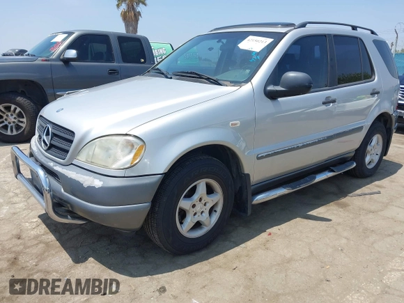 1998 Mercedes-Benz M 320/430/500 z VIN 4JGAB54E3WA045658, wystawiony jako IAAI lot #42150213 z przebiegiem 189 202 mil mil oraz . Historia ofert i sprzedaży dostępna na DreamBid. Obrazek 2.