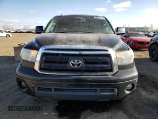 2013 Toyota Tundra z VIN 5TFDY5F18DX277709, wystawiony jako Copart lot #78623384 z przebiegiem 299 579 mil mil oraz Czysty tytuł • Clean title. Historia ofert i sprzedaży dostępna na DreamBid. Obrazek 5.