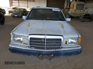 1985 Mercedes-Benz 190 z VIN WDBDB22C8FF039826, wystawiony jako Copart lot #47875265 z przebiegiem 159 296 mil mil oraz Szkody całkowita. Historia ofert i sprzedaży dostępna na DreamBid. Obrazek 5.