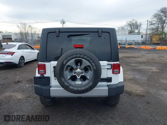 2017 Jeep Wrangler Unlimited Sahara z VIN 1C4BJWEG2HL695672, wystawiony jako IAAI lot #42008396 z przebiegiem 56 028 mil mil oraz . Historia ofert i sprzedaży dostępna na DreamBid. Obrazek 16.