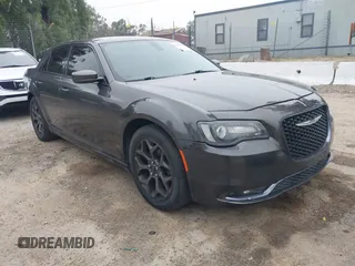 2018 Chrysler 300 S z VIN 2C3CCAGG3JH250363, wystawiony jako IAAI lot #42152998 z przebiegiem 150 442 mil mil oraz . Historia ofert i sprzedaży dostępna na DreamBid. Obrazek 1.
