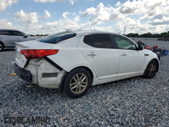 2013 Kia Optima LX z VIN KNAGM4A74D5380729, wystawiony jako Copart lot #56555835 z przebiegiem 126 904 mil mil oraz Szkoda całkowita • Salvage title. Historia ofert i sprzedaży dostępna na DreamBid. Obrazek 3.