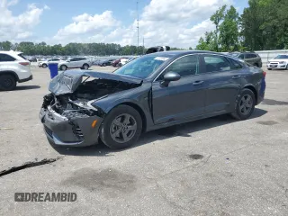 2023 Kia K5 LXS z VIN 5XXG14J21PG213387, wystawiony jako Copart lot #57720055 z przebiegiem 24 559 mil mil oraz Szkoda całkowita • Salvage title. Historia ofert i sprzedaży dostępna na DreamBid. Obrazek 1.