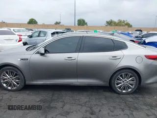 2017 Kia Optima SX Limited z VIN 5XXGV4L20HG169787, wystawiony jako IAAI lot #42194580 z przebiegiem 89 035 mil mil oraz . Historia ofert i sprzedaży dostępna na DreamBid. Obrazek 14.