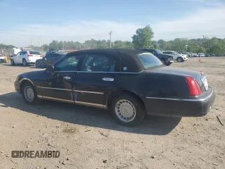2000 Lincoln Town Car Executive z VIN 1LNHM81W4YY868617, wystawiony jako Copart lot #56349095 z przebiegiem 152 512 mil mil oraz Szkody całkowita. Historia ofert i sprzedaży dostępna na DreamBid. Obrazek 2.