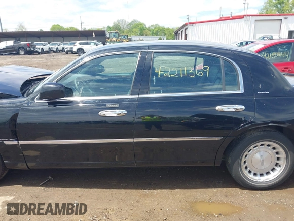 2001 Lincoln Town Car Executive z VIN 1LNHM81W21Y703011, wystawiony jako IAAI lot #42211369 z przebiegiem 188 000 mil mil oraz . Historia ofert i sprzedaży dostępna na DreamBid. Obrazek 15.
