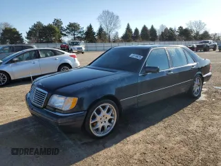 1996 Mercedes-Benz S z VIN WDBGA57E4TA323720, wystawiony jako Copart lot #53119675 z przebiegiem 172 434 mil mil oraz Szkody całkowita. Historia ofert i sprzedaży dostępna na DreamBid. Obrazek 1.