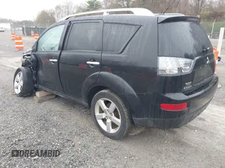 2007 Mitsubishi Outlander XLS z VIN JA4MT41X97Z018573, wystawiony jako IAAI lot #41937728 z przebiegiem 151 346 mil mil oraz . Historia ofert i sprzedaży dostępna na DreamBid. Obrazek 3.
