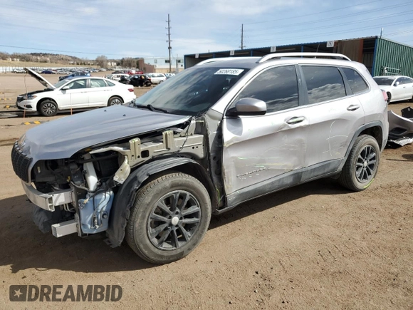 2019 Jeep Cherokee Latitude z VIN 1C4PJLCBXKD204746, wystawiony jako Copart lot #50268185 z przebiegiem 90 796 mil mil oraz Szkoda całkowita • Salvage title. Historia ofert i sprzedaży dostępna na DreamBid. Obrazek 1.