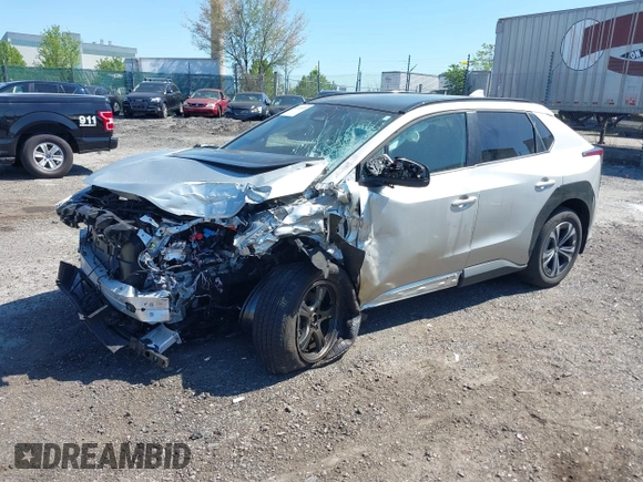 2024 Toyota bZ4X XLE z VIN JTMABACA3RA087070, wystawiony jako IAAI lot #42135035 z przebiegiem 17 498 mil mil oraz . Historia ofert i sprzedaży dostępna na DreamBid. Obrazek 2.