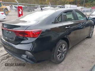 2023 Kia Forte LXS z VIN 3KPF24AD1PE642421, wystawiony jako IAAI lot #40528615 z przebiegiem 9 683 mil mil oraz . Historia ofert i sprzedaży dostępna na DreamBid. Obrazek 4.