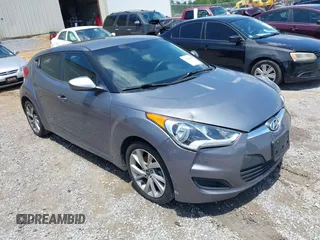 2016 Hyundai Veloster z VIN KMHTC6AD6GU256733, wystawiony jako IAAI lot #42360280 z przebiegiem 137 548 mil mil oraz . Historia ofert i sprzedaży dostępna na DreamBid. Obrazek 1.