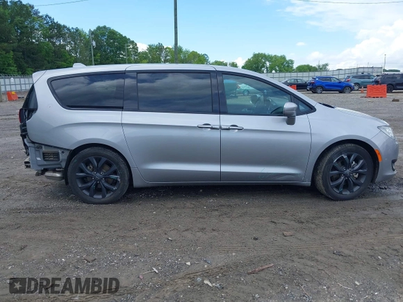 2019 Chrysler Pacifica Touring Plus z VIN 2C4RC1FG0KR574955, wystawiony jako IAAI lot #42254948 z przebiegiem 82 423 mil mil oraz . Historia ofert i sprzedaży dostępna na DreamBid. Obrazek 14.