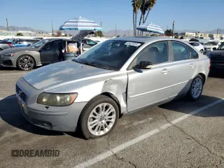 2005 Volvo S40 with VIN YV1MS390452080747, listed as a Copart auction lot 85923554 with 98,185 mi miles and Salvage Title. Bid and sale history available at carsss.com. Image 1.