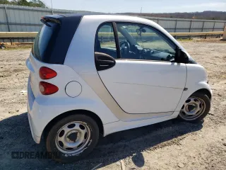 2015 Smart fortwo Passion z VIN WMEEJ3BA3FK809467, wystawiony jako Copart lot #50590865 z przebiegiem 83 821 mil mil oraz Szkody całkowita. Historia ofert i sprzedaży dostępna na DreamBid. Obrazek 3.