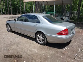 2005 Mercedes-Benz S 430 z VIN WDBNG70J95A436610, wystawiony jako IAAI lot #42345562 z przebiegiem 149 498 mil mil oraz . Historia ofert i sprzedaży dostępna na DreamBid. Obrazek 3.