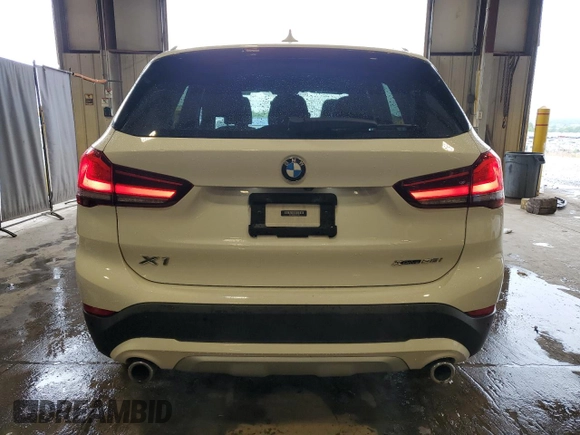 2020 BMW X1 xDrive28i z VIN WBXJG9C09L5P27695, wystawiony jako Copart lot #57039795 z przebiegiem 53 242 mil mil oraz Szkoda całkowita • Salvage title. Historia ofert i sprzedaży dostępna na DreamBid. Obrazek 6.