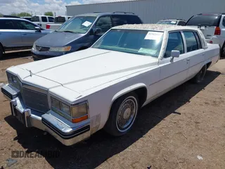 1984 Cadillac DeVille z VIN 1G6AM6989E9064371, wystawiony jako IAAI lot #42365461 z przebiegiem 42 401 mil mil oraz . Historia ofert i sprzedaży dostępna na DreamBid. Obrazek 2.