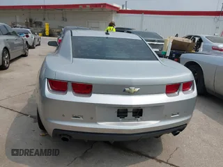 2011 Chevrolet Camaro 1LT z VIN 2G1FB1ED5B9211945, wystawiony jako IAAI lot #42290750 z przebiegiem 295 489 mil mil oraz . Historia ofert i sprzedaży dostępna na DreamBid. Obrazek 16.