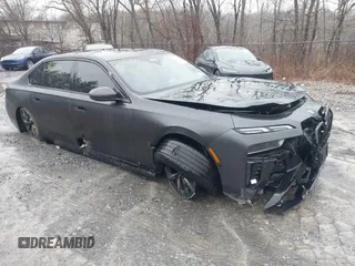 2023 BMW i7 xDrive60 z VIN WBY53EJ07PCM80196, wystawiony jako IAAI lot #41666074 z przebiegiem 25 640 mil mil oraz . Historia ofert i sprzedaży dostępna na DreamBid. Obrazek 1.