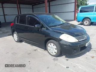 2009 Nissan Versa S z VIN 3N1BC13EX9L369674, wystawiony jako IAAI lot #42316029 z przebiegiem 134 244 mil mil oraz . Historia ofert i sprzedaży dostępna na DreamBid. Obrazek 1.