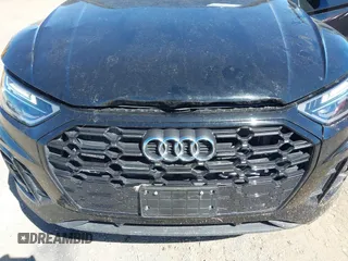 2025 Audi Q5 S line Premium z VIN WA1GAAFY7S2022643, wystawiony jako IAAI lot #41881316 z przebiegiem 8367 mil mil oraz . Historia ofert i sprzedaży dostępna na DreamBid. Obrazek 6.