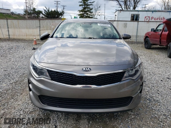 2016 Kia Optima LX z VIN 5XXGT4L34GG098901, wystawiony jako Copart lot #54388685 z przebiegiem 136 223 mil mil oraz Szkoda całkowita • Salvage title. Historia ofert i sprzedaży dostępna na DreamBid. Obrazek 5.