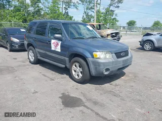 2005 Ford Escape XLT with VIN 1FMYU03185KB65040, listed as a IAAI auction lot 42133816 with 132,525 mi miles. Bid and sale history available at carsss.com. Image 1.