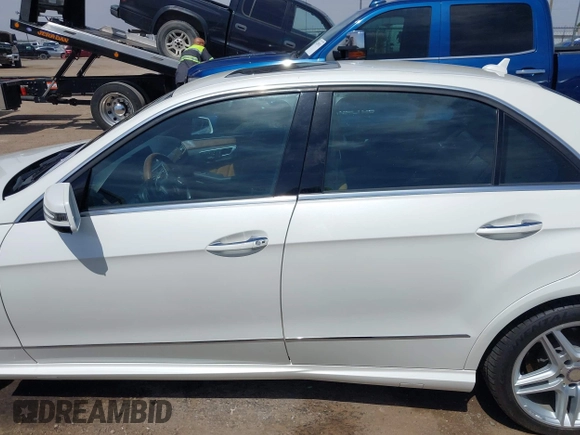 2013 Mercedes-Benz E 350 Luxury z VIN WDDHF5KB3DA737096, wystawiony jako IAAI lot #42378436 z przebiegiem 108 392 mil mil oraz . Historia ofert i sprzedaży dostępna na DreamBid. Obrazek 14.