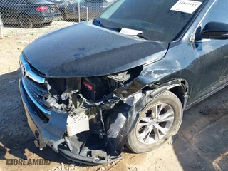 2015 Toyota Highlander LE with VIN 5TDBKRFH0FS210916, listed as a IAAI auction lot 41695145 with 123,236 mi miles. Bid and sale history available at carsss.com. Image 6.