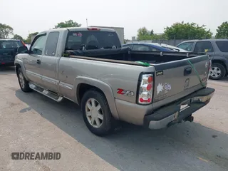 2000 GMC Sierra 1500 SLE z VIN 1GTEK19T3YZ297050, wystawiony jako IAAI lot #42407638 z przebiegiem 201 337 mil mil oraz . Historia ofert i sprzedaży dostępna na DreamBid. Obrazek 3.