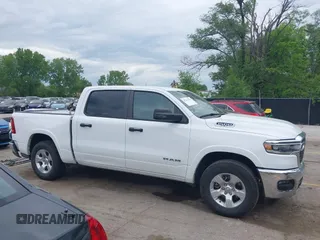 2025 Ram 1500 Big Horn z VIN 1C6SRFFP4SN562194, wystawiony jako IAAI lot #42213184 z przebiegiem 25 704 mil mil oraz . Historia ofert i sprzedaży dostępna na DreamBid. Obrazek 13.