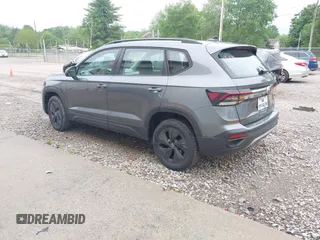 2025 Volkswagen Taos z VIN 3VV5C7B24SM004848, wystawiony jako IAAI lot #42118721 z przebiegiem 6378 mil mil oraz . Historia ofert i sprzedaży dostępna na DreamBid. Obrazek 3.