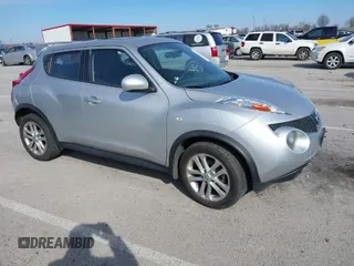 2013 Nissan Juke SV z VIN JN8AF5MR3DT223943, wystawiony jako IAAI lot #41742817 z przebiegiem 131 261 mil mil oraz . Historia ofert i sprzedaży dostępna na DreamBid. Obrazek 1.