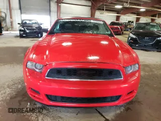 2013 Ford Mustang V6 z VIN 1ZVBP8EM2D5234080, wystawiony jako Copart lot #57939455 z przebiegiem 214 097 mil mil oraz Czysty tytuł • Clean title. Historia ofert i sprzedaży dostępna na DreamBid. Obrazek 5.