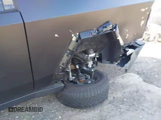 2024 Tesla Cybertruck z VIN 7G2CEHED5RA015790, wystawiony jako IAAI lot #41587683 z przebiegiem 5 867 mil mil oraz . Historia ofert i sprzedaży dostępna na DreamBid. Obrazek 19.